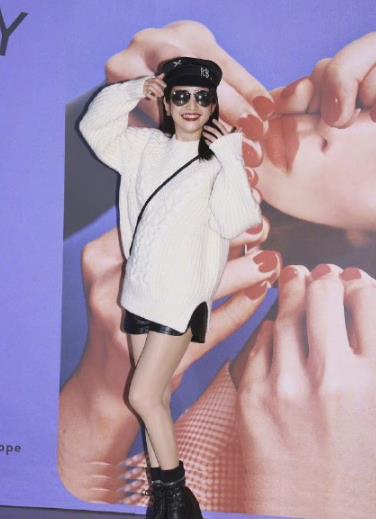 林依晨 39岁林依晨现身好友演唱会，素颜红唇大秀美腿，自曝产后瘦身秘诀