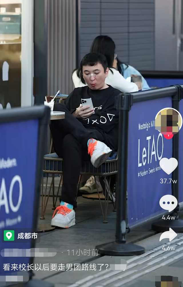 王思聪|王思聪疑与女伴穿情侣装！踩近6万元鞋吃路边摊，鼻梁创可贴吸睛