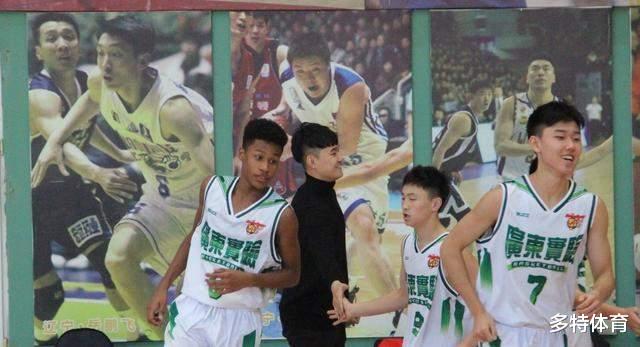 广东男篮|恭喜!宏远又出一混血天才!被封“中国八村塁”,15岁秀霸气飞扣