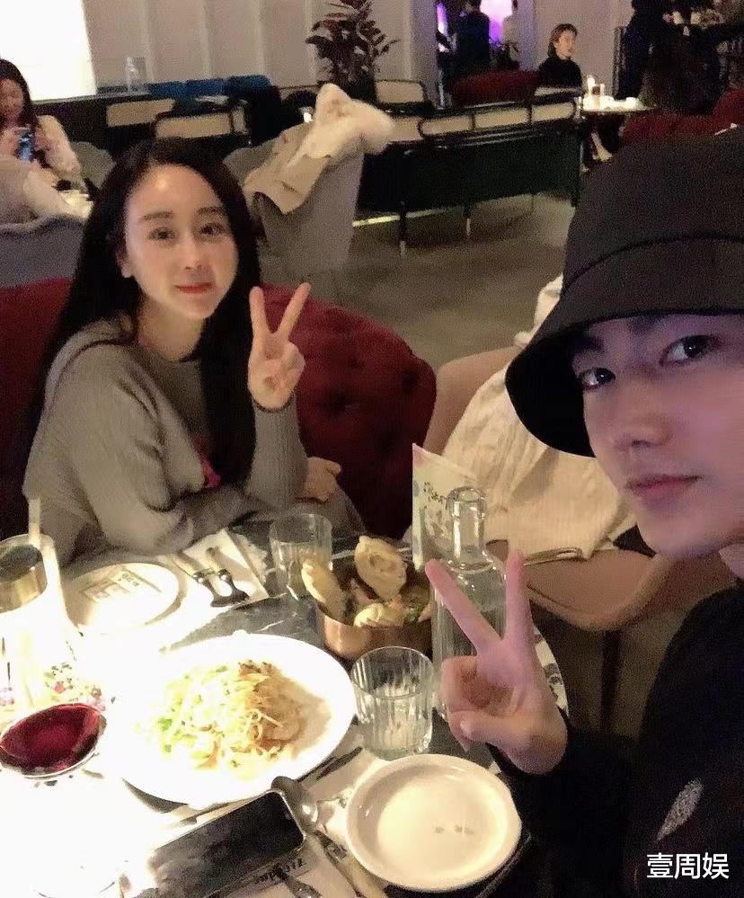 咸素媛|咸素媛陈华撇下孩子出门约会,两口子吃西餐喝红酒,犹如热恋!