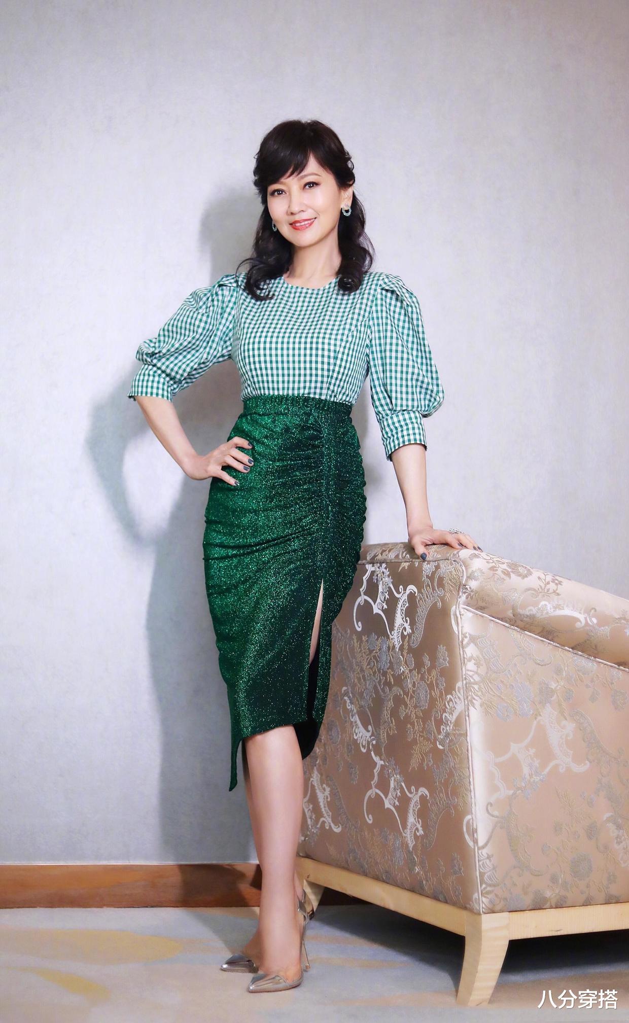 八分穿搭|赵雅芝才是“奶奶圈顶流”,穿白色连衣裙成熟优雅,身段不输少女