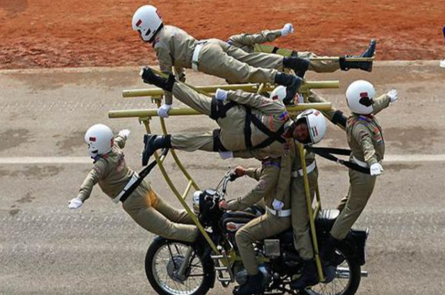 胡思乱想是我的作风 印度土豪奔赴中国,刚出机场倍感失望,称竟然一辆摩托车都没有?