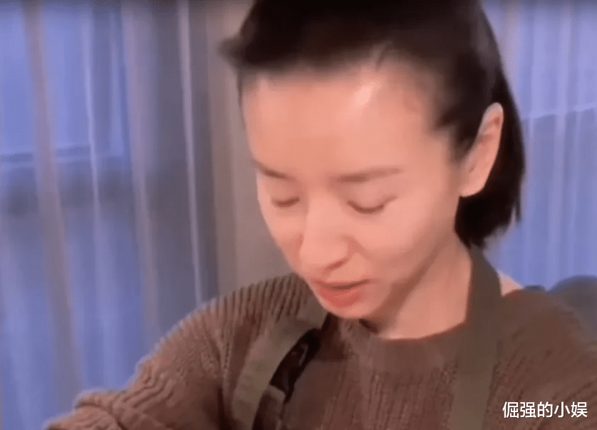 董洁|董洁和潘粤明离婚之后差距甚大，一个就知道做饭，一个整天忙着约会