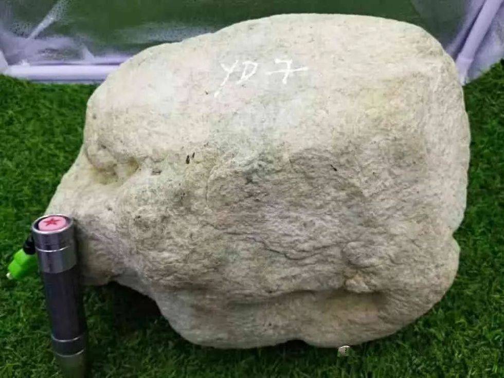 翡翠|翡翠原石中的盐砂皮皮壳，有利也有弊！