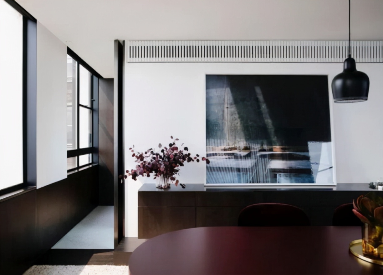 61现代风二居室，凭大量的木饰面装饰整个空间显得非常简约大气