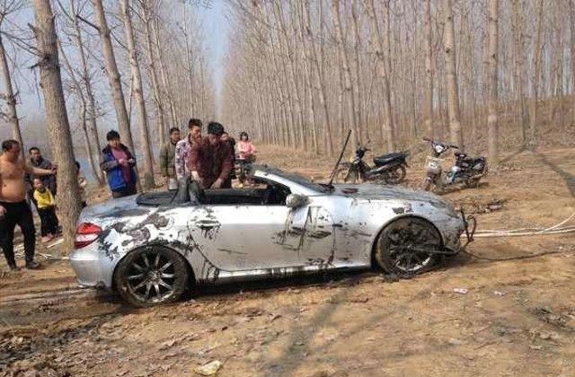 池塘|福建钓鱼人夜钓，直接将奔驰车开进池塘，网友：这窝打得重