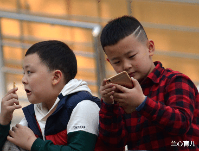 兰心育儿|10岁男孩将钥匙插进插座,全家突然断电,电工:这个装置救了孩子