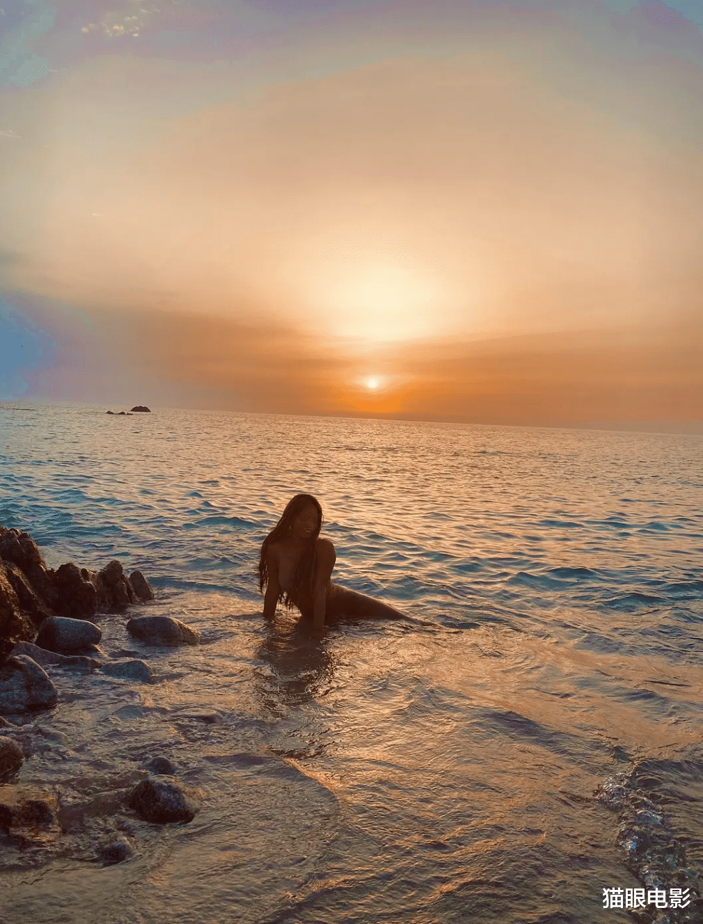 小美人鱼|真人版小美人鱼晒美照，身材火辣表情自信，网友：别有风味