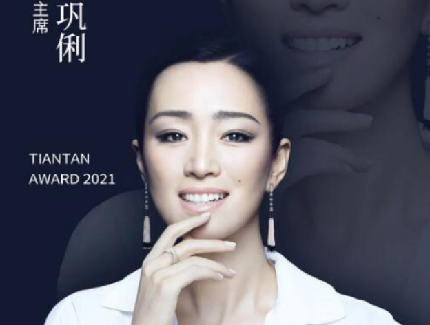 巩俐|55岁巩俐气场强，与小18岁赵又廷挽手花絮曝光，梳齐刘海显年轻