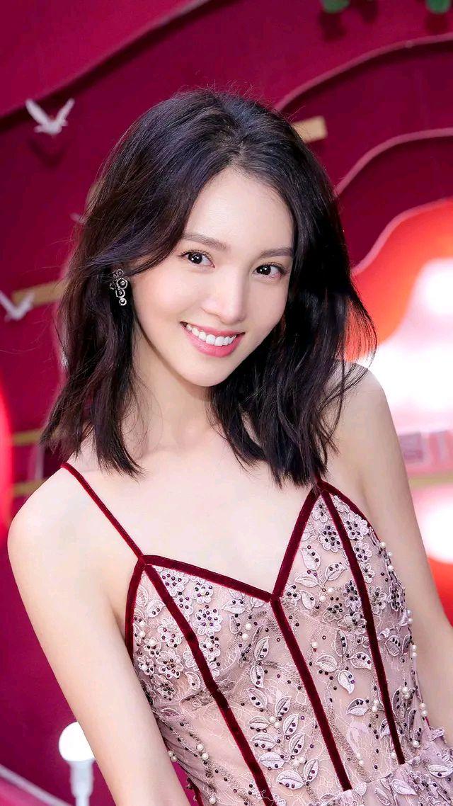 金晨|金晨的身材也太好了，一袭黑色抹胸皮短裙，尽显婀娜身姿，好娇俏