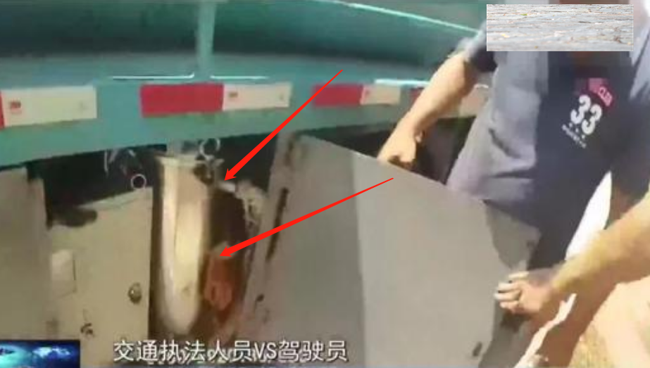 工地 交警拦下一辆吸粪车，车身干净无异味，一查罐体竟是柴油