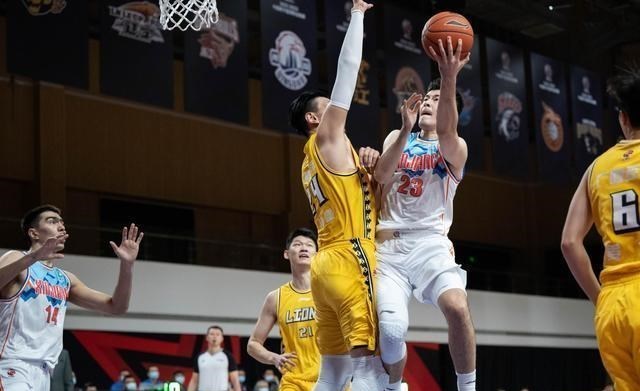 一个人的夜晚 新疆男篮惨败球迷呼吁换教练：不想重蹈八一覆辙，换巩晓彬王治郅