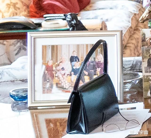 |95岁女王时隔两周再露面，精神状态好，新全家福亮相夏公主被宠爱