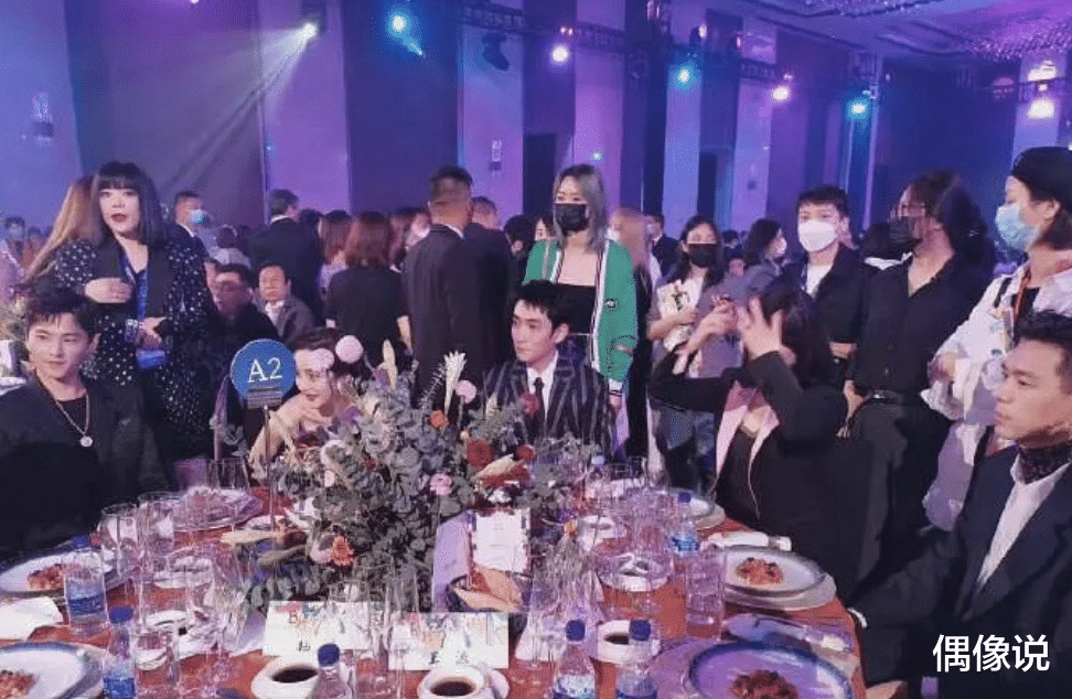 杨幂|李现让baby往陈伟霆那边靠拢，杨幂沦为工具人，帮姐妹化解尴尬