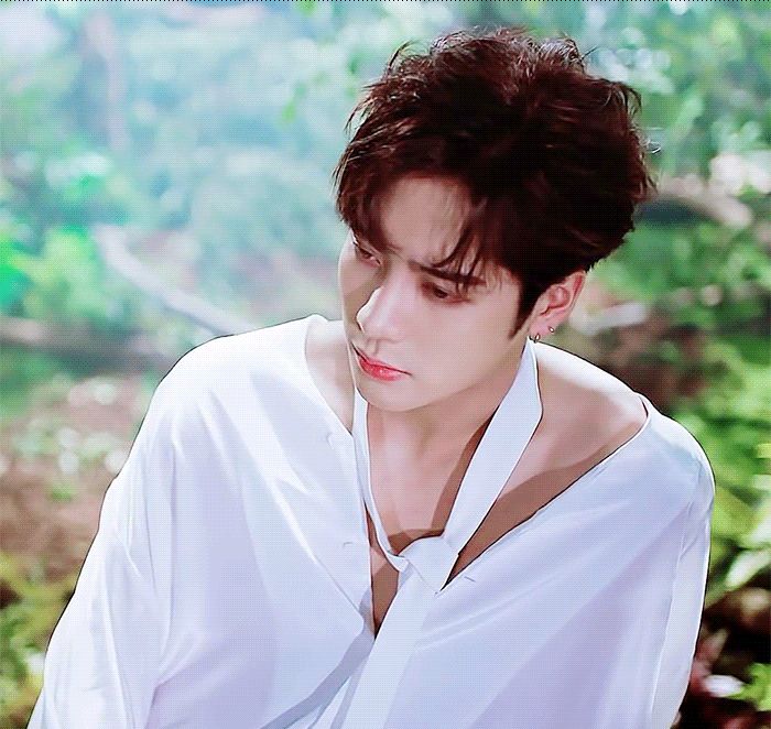 王嘉尔|王嘉尔被称为“前辈”引热议，任嘉伦是在怕什么？网友：咖位问题