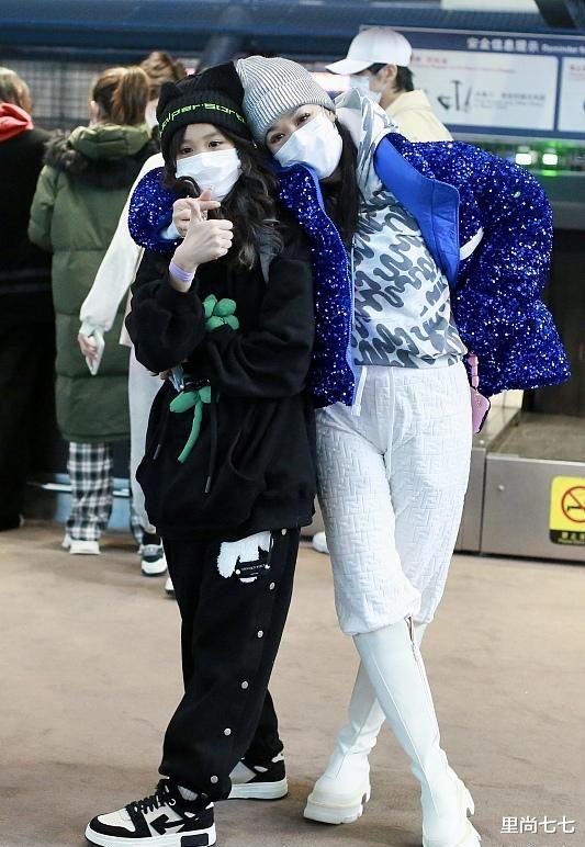 钟丽缇|钟丽缇一家久违合体，13岁次女穿国货身高超1米7，幼女首烫芭比卷