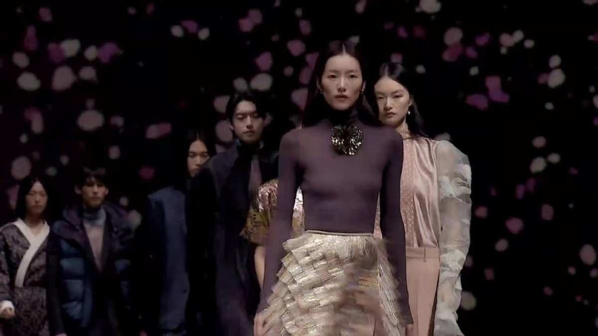 刘雯|国产时装秀排面不比顶奢差！周冬雨涂红唇气场不输刘雯，宋茜超美