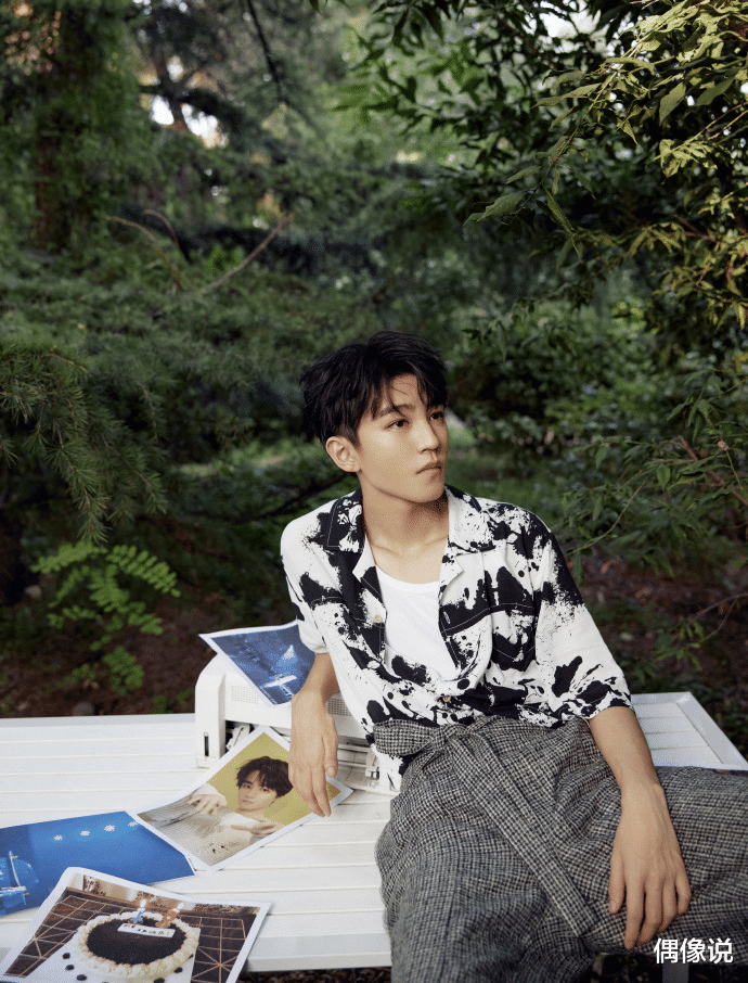 王俊凯|王俊凯电影院观影，期间摘掉口罩捂嘴笑，并夸葛优颜值高，嘴好甜