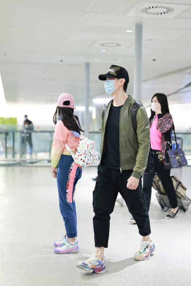 吴尊|吴尊一家四口现身，女儿见镜头礼貌打招呼，太太低调不求存在感