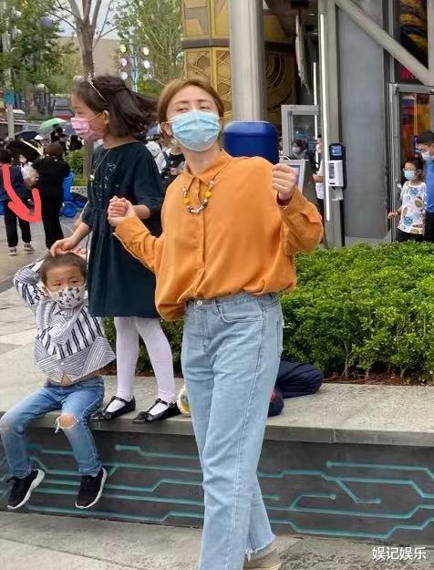 鞠婧祎|黄磊孙莉带孩子逛环球影城，小儿子长得像妈妈，穿着破洞裤超时尚