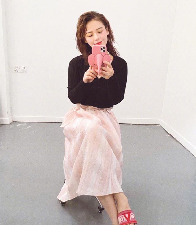 马思纯|马思纯瘦了堪比“整容”，穿粉色卫衣似00后，果然明星都是胖着玩