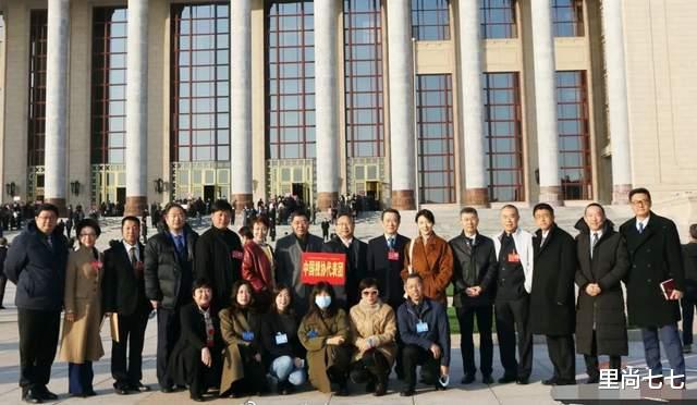 周涛|央视主持天团开会受追捧！朱迅站C位成团宠，周涛比佟丽娅还洋气