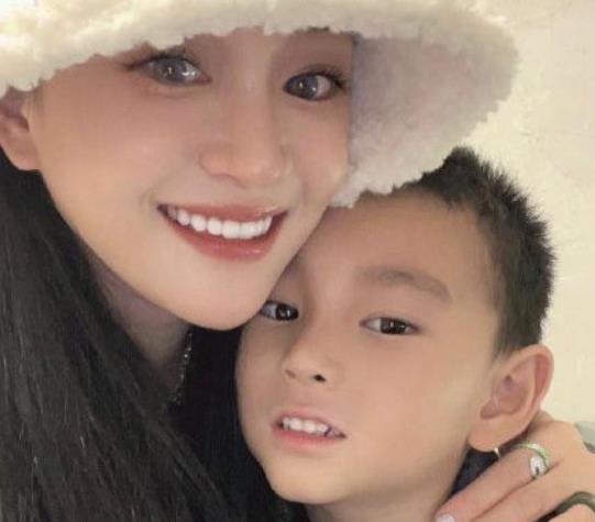 陈昱霖|陈昱霖又上热搜！网曝她有5岁儿子，颜值很惊艳，男孩身份引猜疑