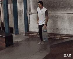 美人閣 感覺姑娘的這個動作比一字馬難得多，哈哈哈