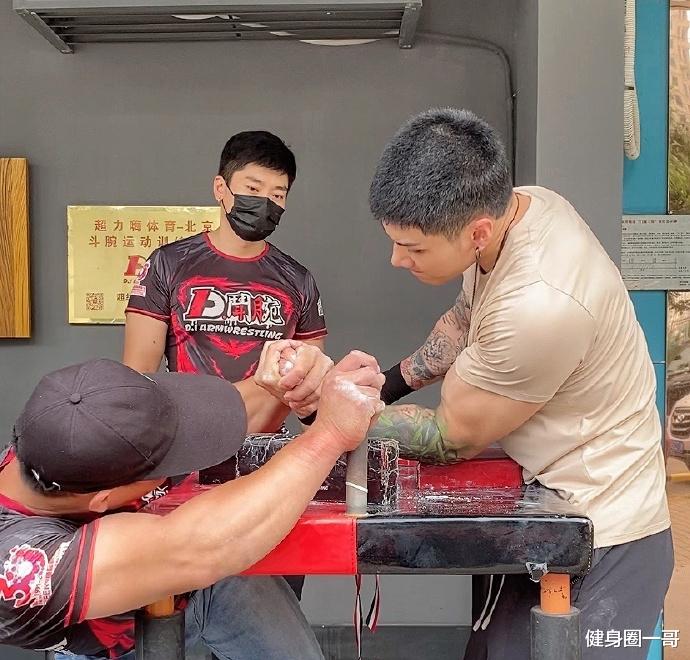 健身圈一哥 是肌肉奶爸也是斗腕选手,腹肌宛如搓衣板,麒麟大花臂完美吸睛!