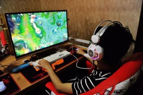 网吧|大学生因沉迷游戏离家10年，找到时已奄奄一息，遗言：账号不能卖