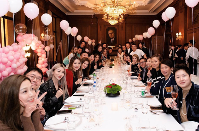 黄轩|阿Sa蔡卓妍39岁生日，穿黑皮裤露脐装手捧鲜花，与阿娇嘴对嘴亲吻