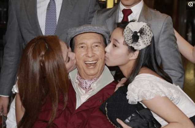 何超欣|12岁被父亲送别墅，赌王坐轮椅也要参加家长会，何超欣神似利智！