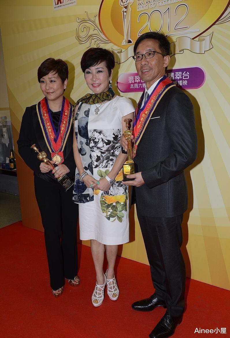 Ainee小屋 狄波拉真是潮流老太，穿印花无袖裙配披肩挺个性，有双下巴更年轻