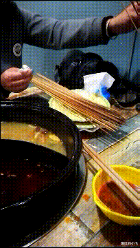 |办公室来了个新人，每天都对着我笑，感觉两腿发软是怎么回事？