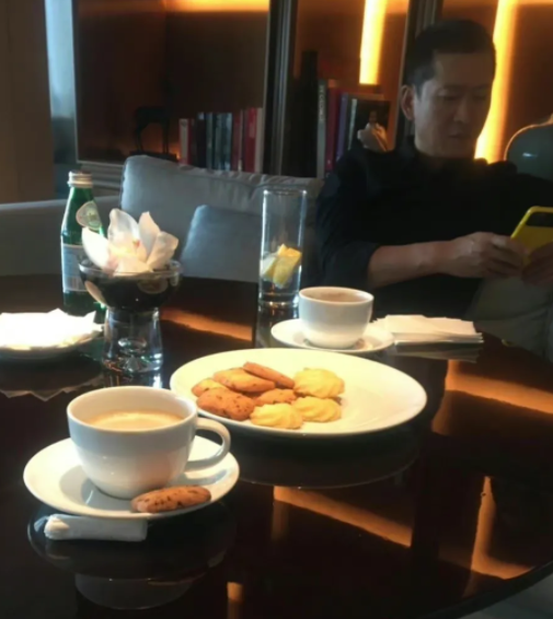 周杰|明星“塌房”说来就来，“尔康”周杰也被曝光丑闻？