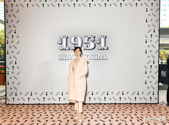 |孙俪为师庆生真孝顺！穿毛衣戴爵士帽站C位太有份量，似众星捧月