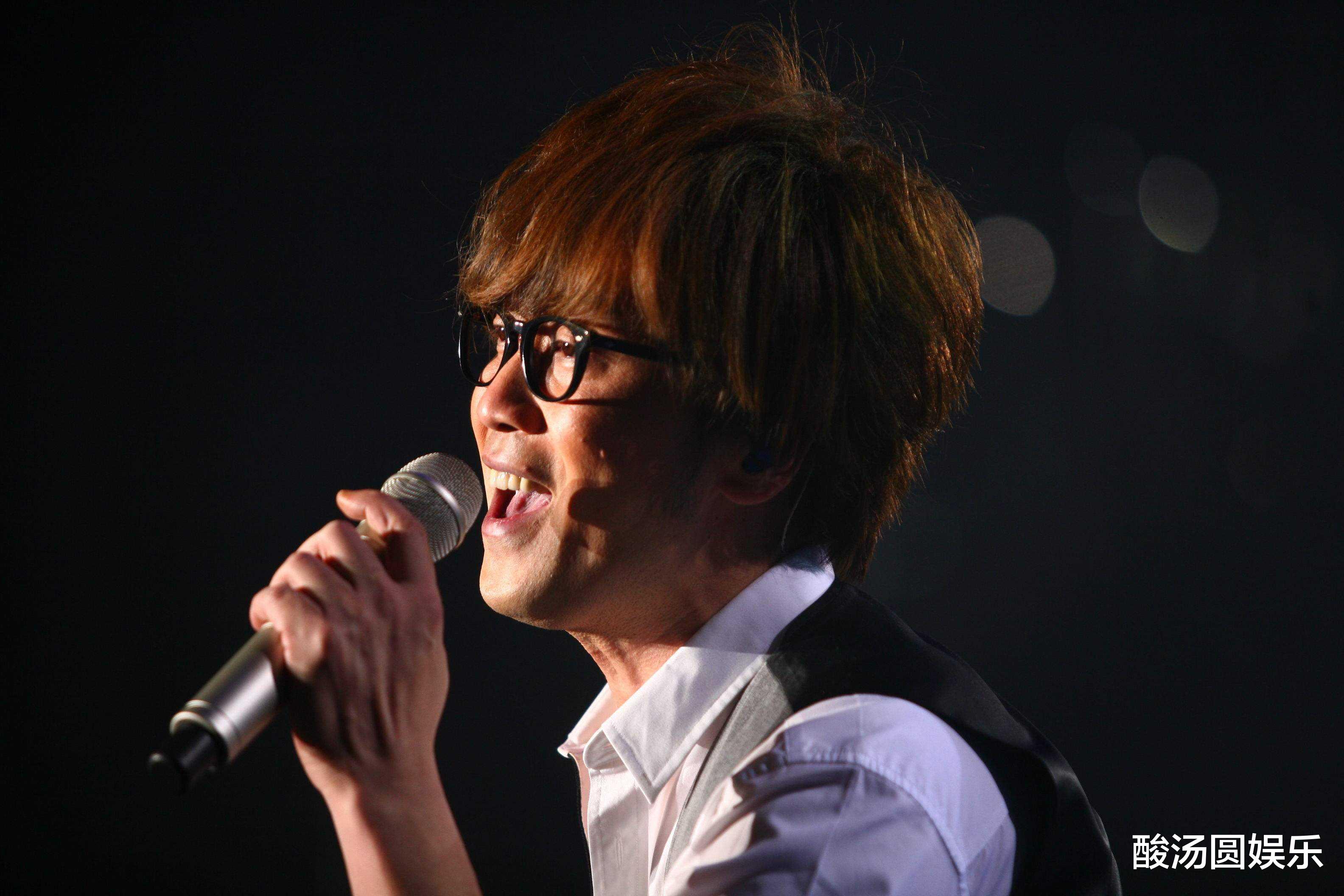 周传雄|周传雄和小刚是谁？胡茬满脸的中年大叔，如今52岁能像30岁！