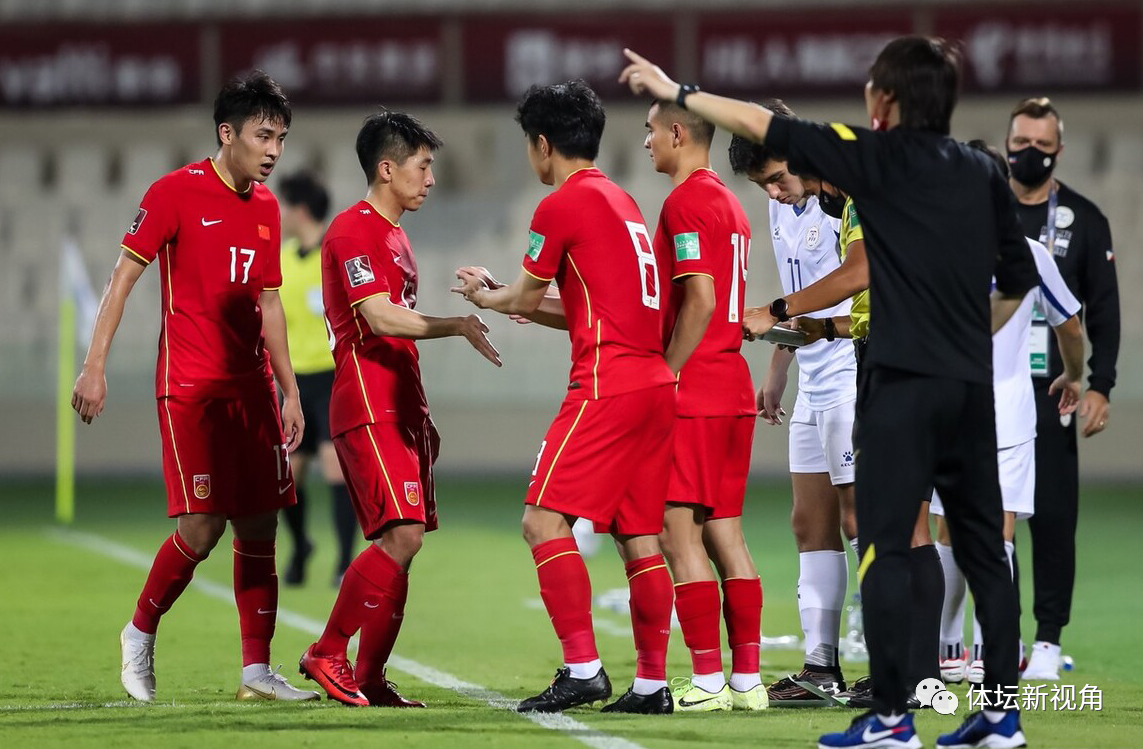 国足|国足2-0拿下劲敌，锁定第二，李铁下半场1变招奏效，锋线更具威胁