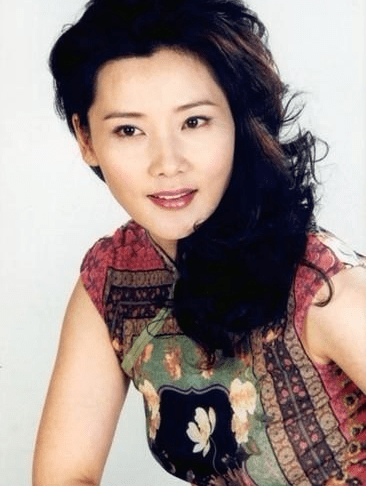 何赛飞|父亲因她终身不娶，长相太美无人敢追，如今58岁成这样