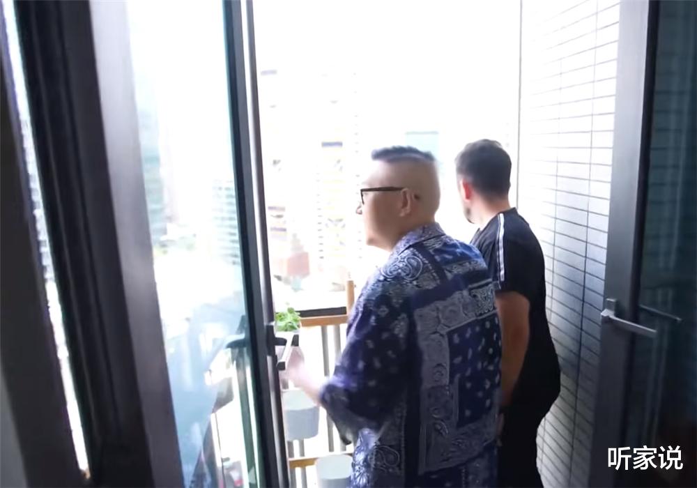纳米|老外定居香港旺角7年，凭自己努力从4㎡劏房，搬到37㎡“纳米楼”