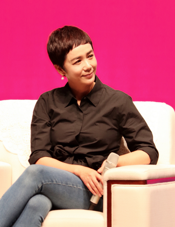 潮流前沿|蒋雯丽越来越会穿,白色长衫配紧身裤,“上松下紧”舒适又时髦