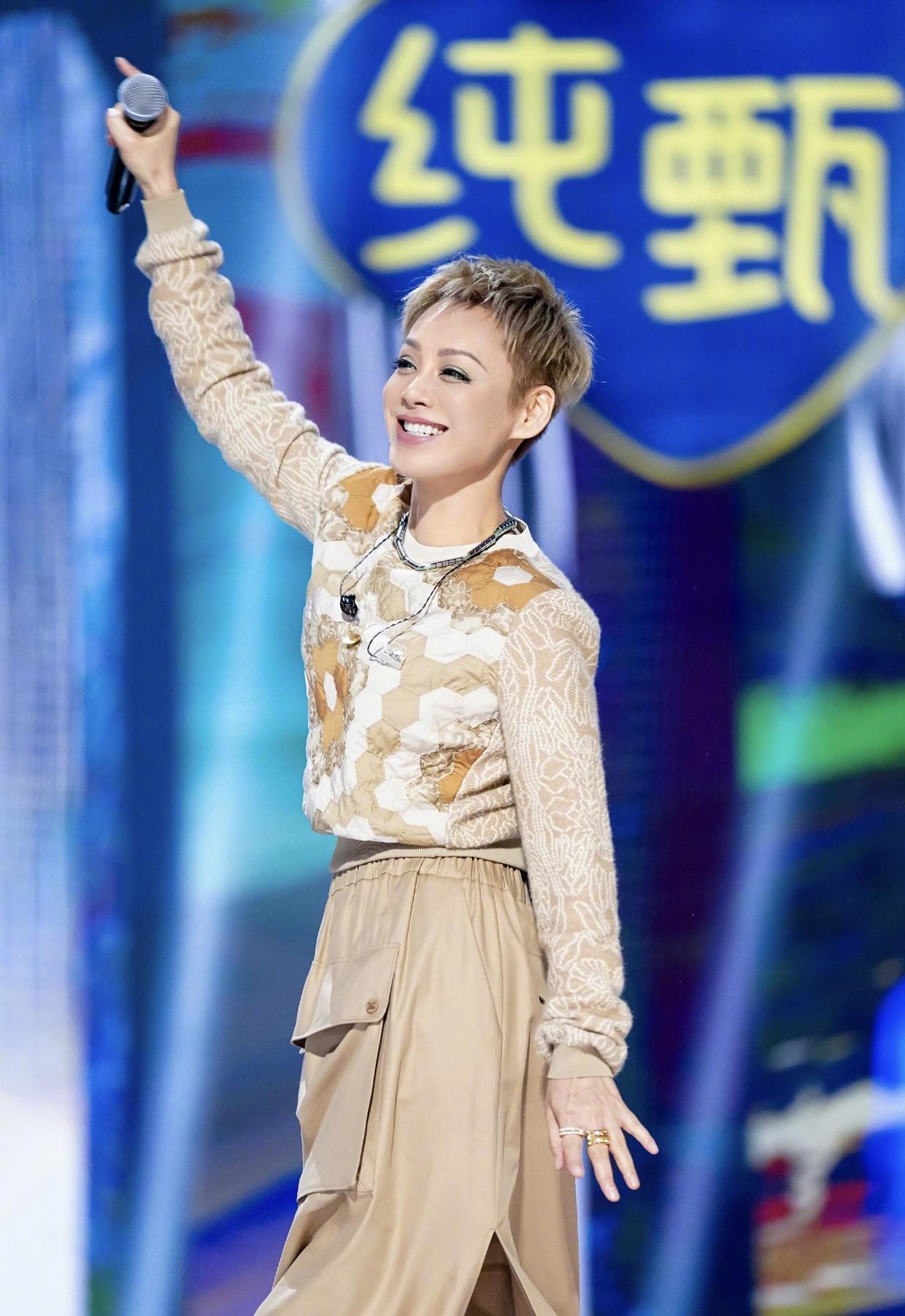 穿衣搭配 宁静真不肯服老,穿皮衣配半身裙,愣是穿出二十多岁的既视感