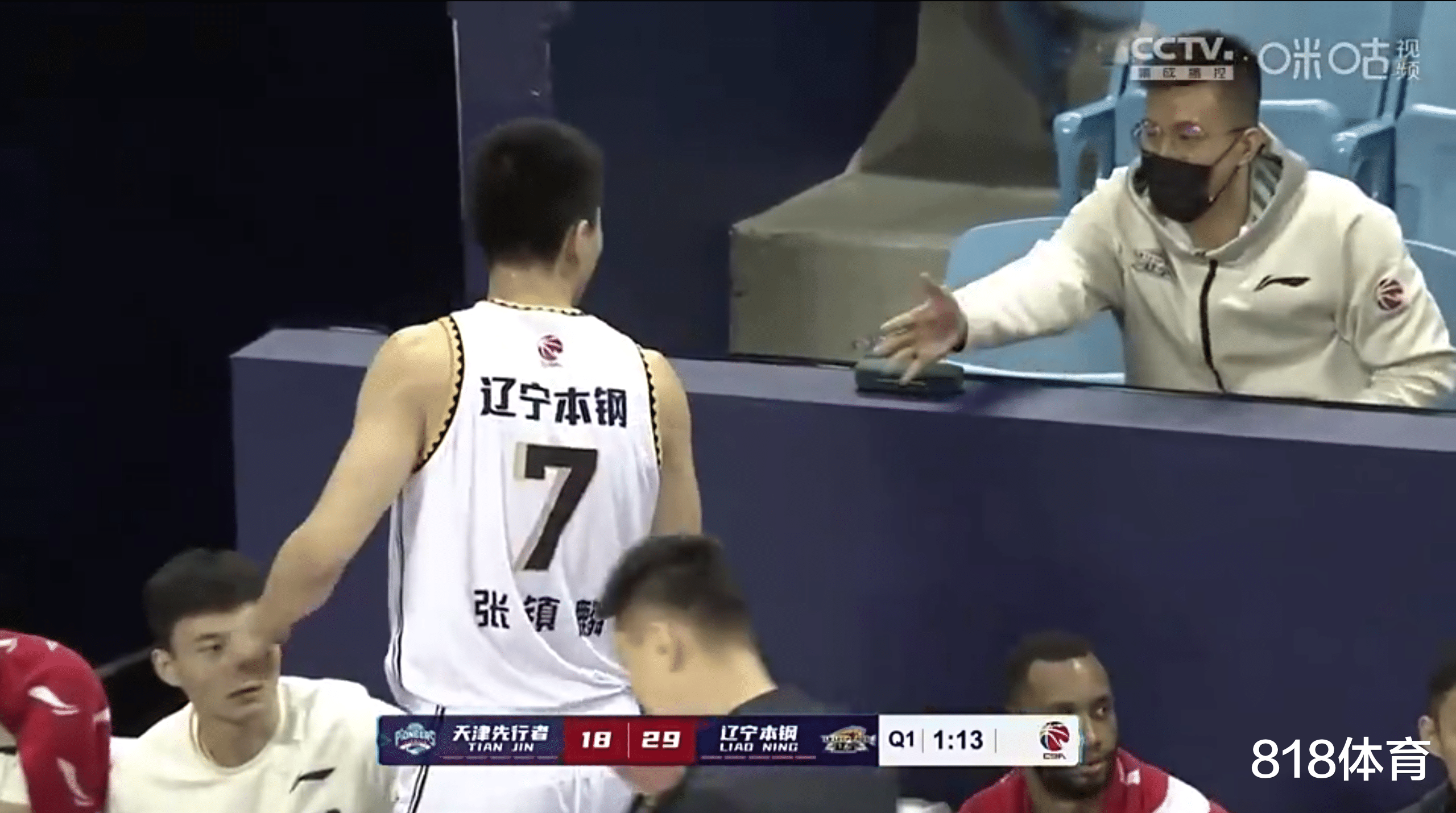 郭艾伦|郭三岁! 张镇麟狂砍30+8首节下场休息, 郭艾伦击掌虚晃两枪晃懵金金