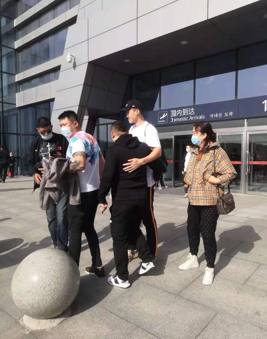 周鹏|打完辽宁回辽宁！广东队长带着冠军回到家乡，劳斯莱斯接机排面足