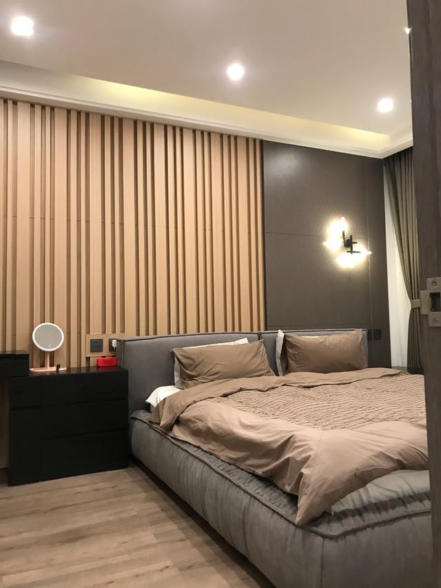 新房装修完工，人造大理石的电视背景墙超奢华，朋友来了都被迷住