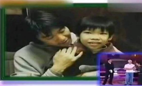 周星驰|比吴孟达小11岁，周星驰为什么一头白发？得知理由后，我泪崩了