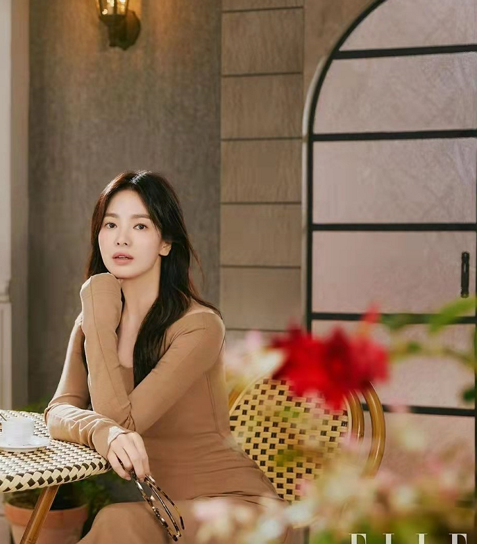 时尚风行派 39岁宋慧乔新广告曝光！光腿穿针织衫秀出模特身材，含情眼超迷人