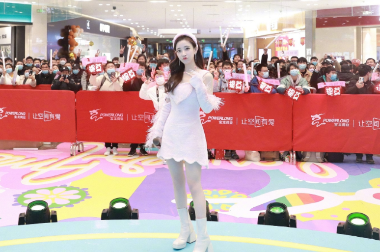 冯提莫|冯提莫现身盐城签售会：穿搭清凉，零下气温也挡不住观众的热情