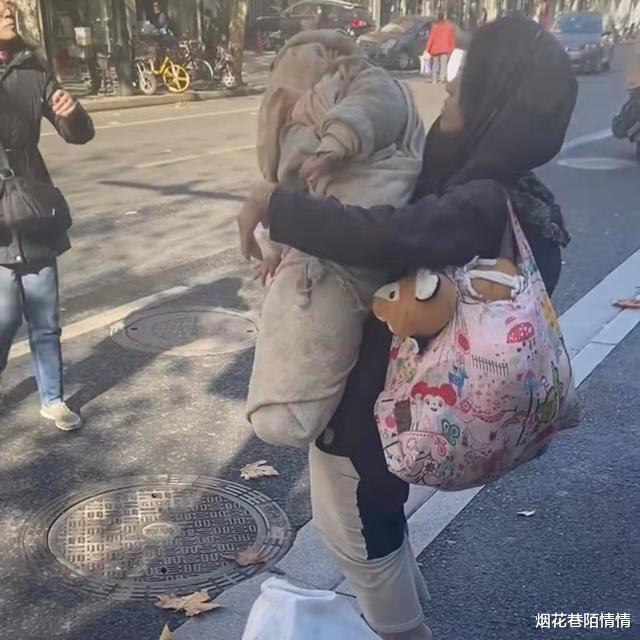 上海流浪女子抱着孩子露宿街头,好心人欲帮忙,女子:我要去酒店