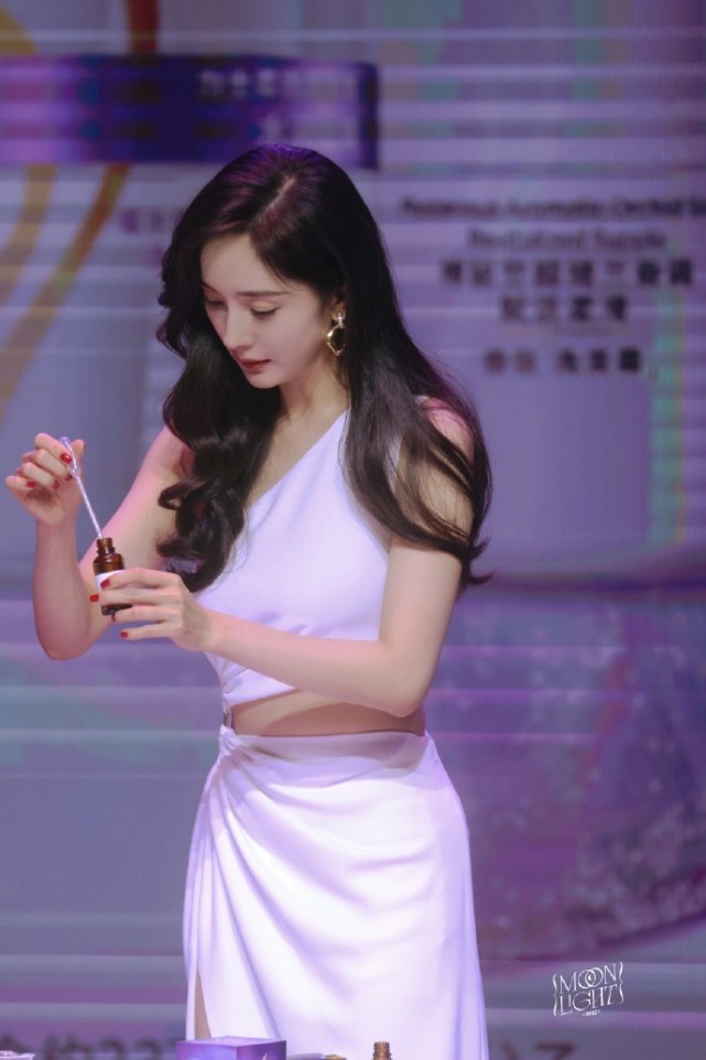 杨幂|杨幂活动生图曝光，白裙露腰扶栏浅笑女人味十足，自曝今年有演唱会